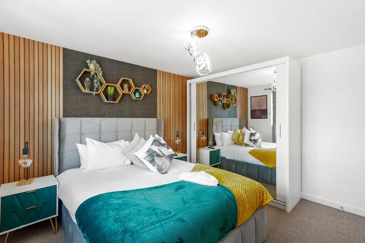 Designer House In Bristol - Hot Tub - Sleeps 10 Apartment